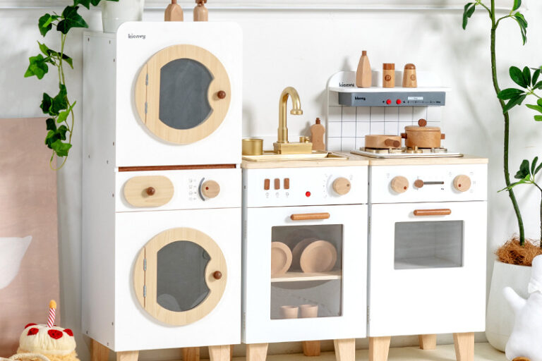 Kienvy Korean Wooden Play Kitchen Toy with Sound, Light, and Water Features