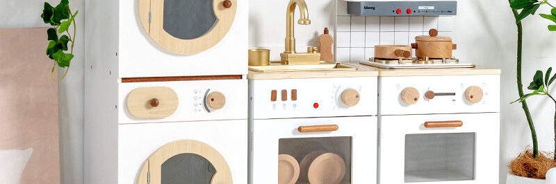 Kienvy Korean Wooden Play Kitchen Toy with Sound, Light, and Water Features